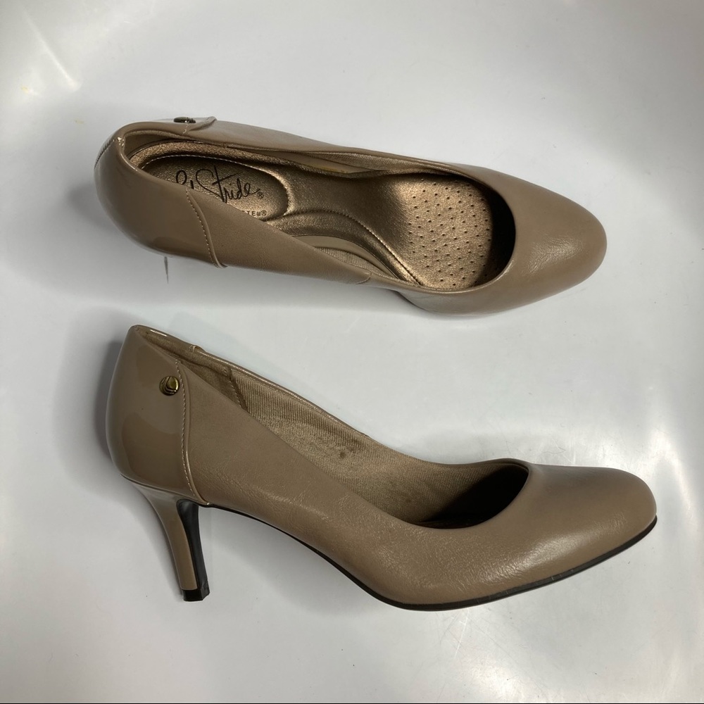 Life stride neutral patent leather pumps size 8